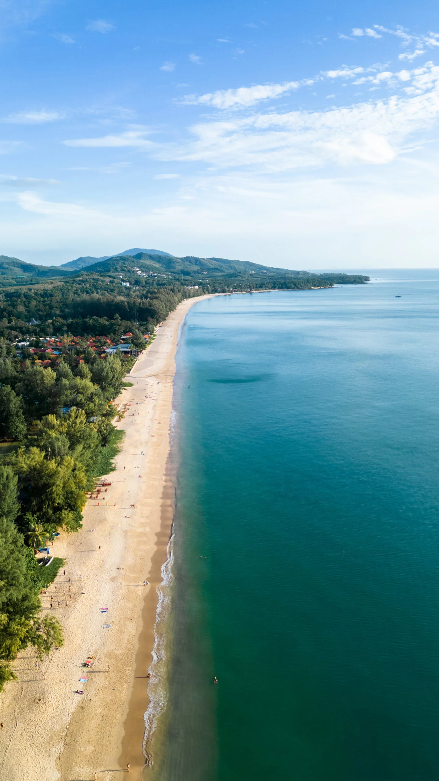 Blick vom zentralen Abschnitt des Long Beach Koh Lanta nach Süden