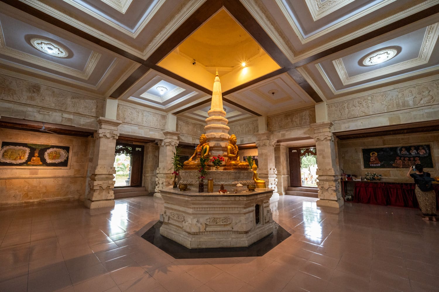 Lovina Bali (15) Meditationshalle im Brahma Vihara Arama in Lovina auf Bali