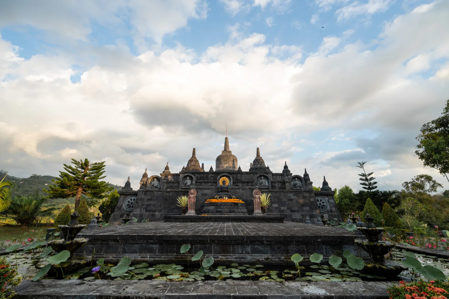 Stupa Panca Bala im Brahma Vihara Arama in Lovina auf Bali