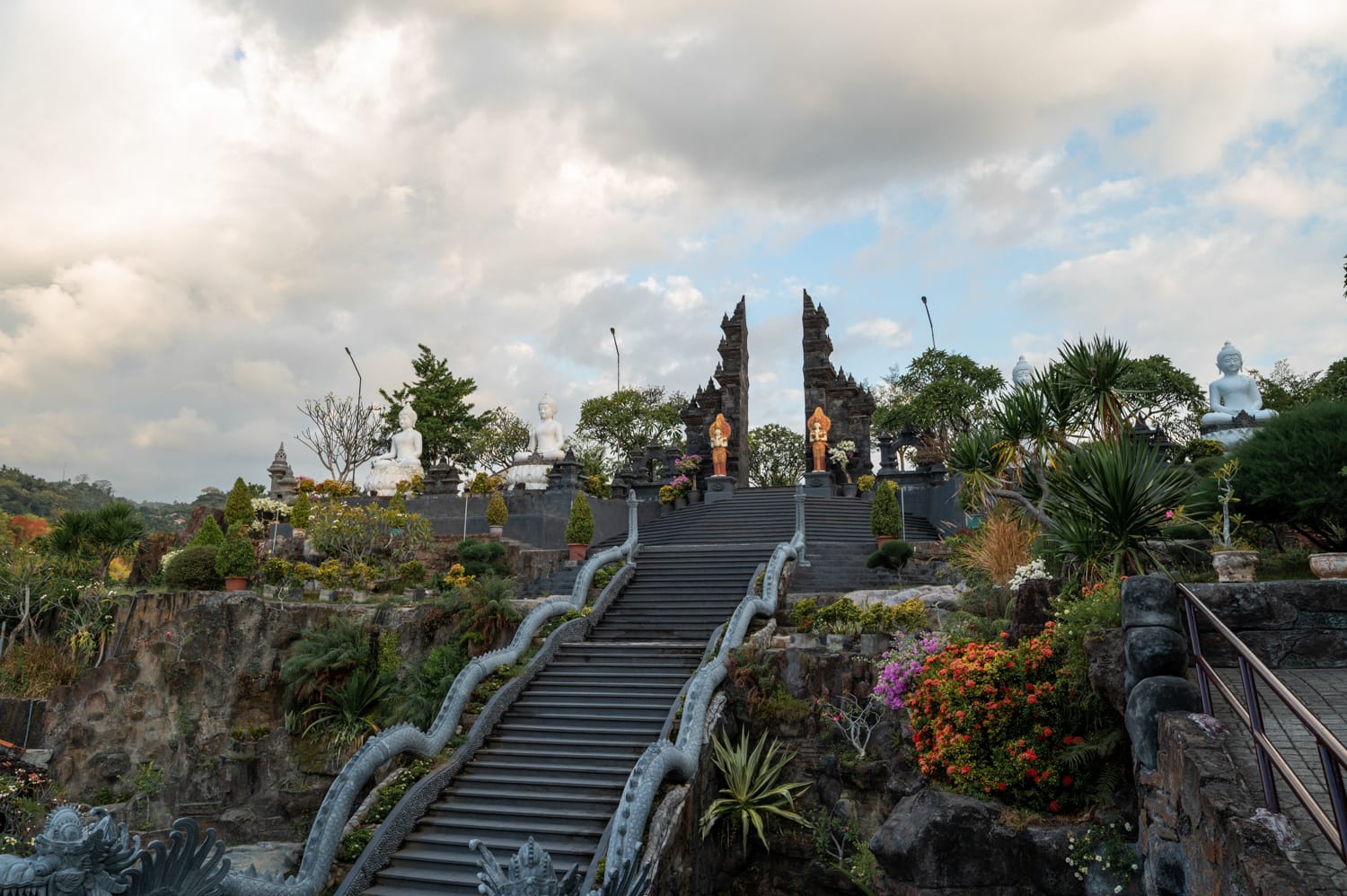 Lovina Bali (17) Drachentreppe im Brahma Vihara Arama in Lovina auf Bali
