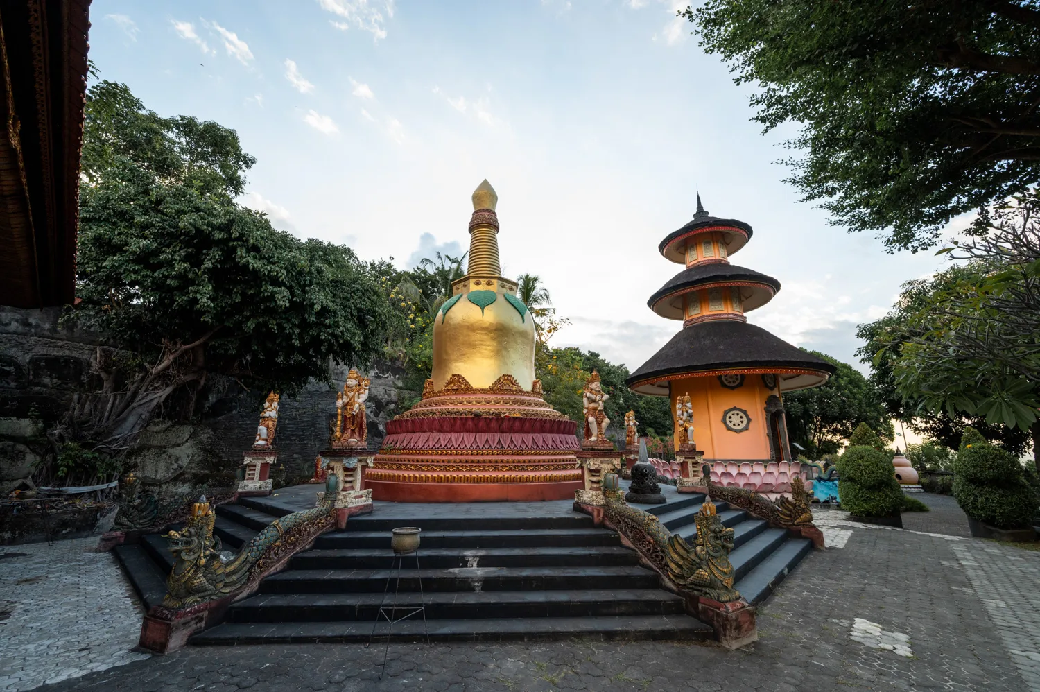 Goldene Stupa im Brahma Vihara Arama in Lovina auf Bali