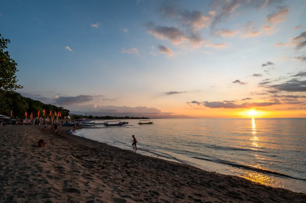 Pantai Lovina Beach zum Sonnenuntergang