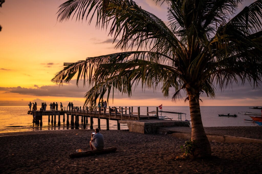 Sonnenuntergang am Pantai Lovina Beach
