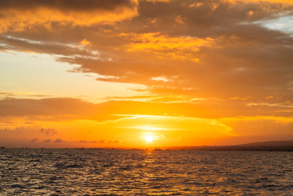 Sonnenaufgang über dem Meer in Lovina auf Bali