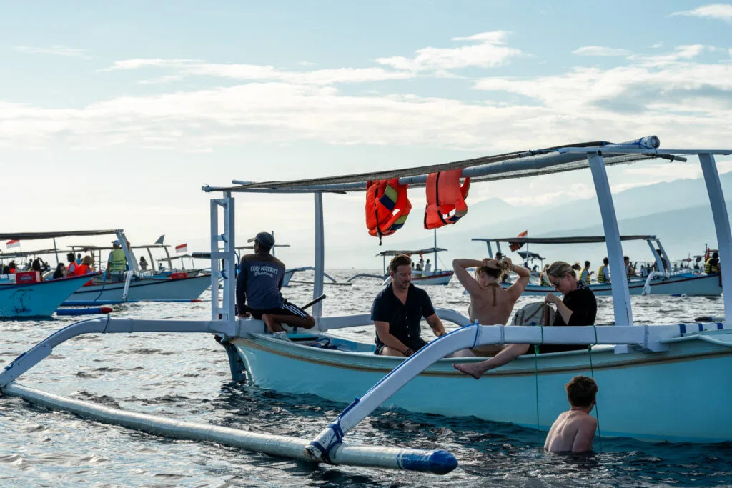 Viele Touristen auf einer Delfintour in Lovina auf Bali