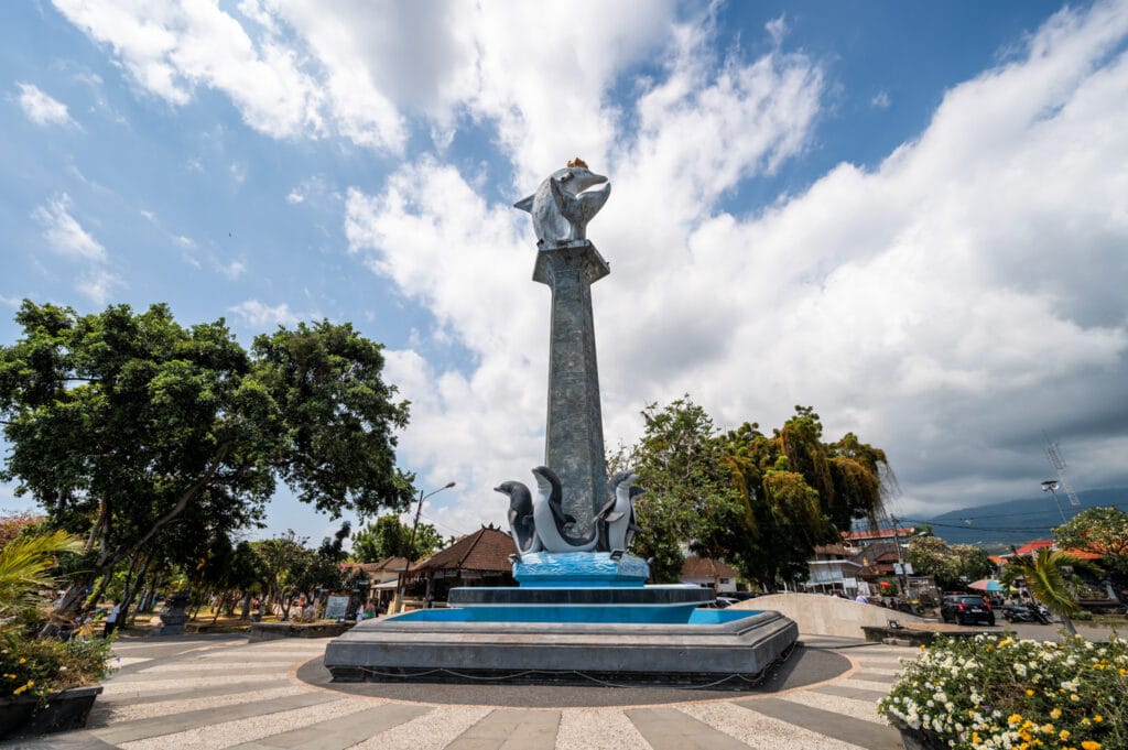 Statue mit Delfin am Pantai Lovina Beach