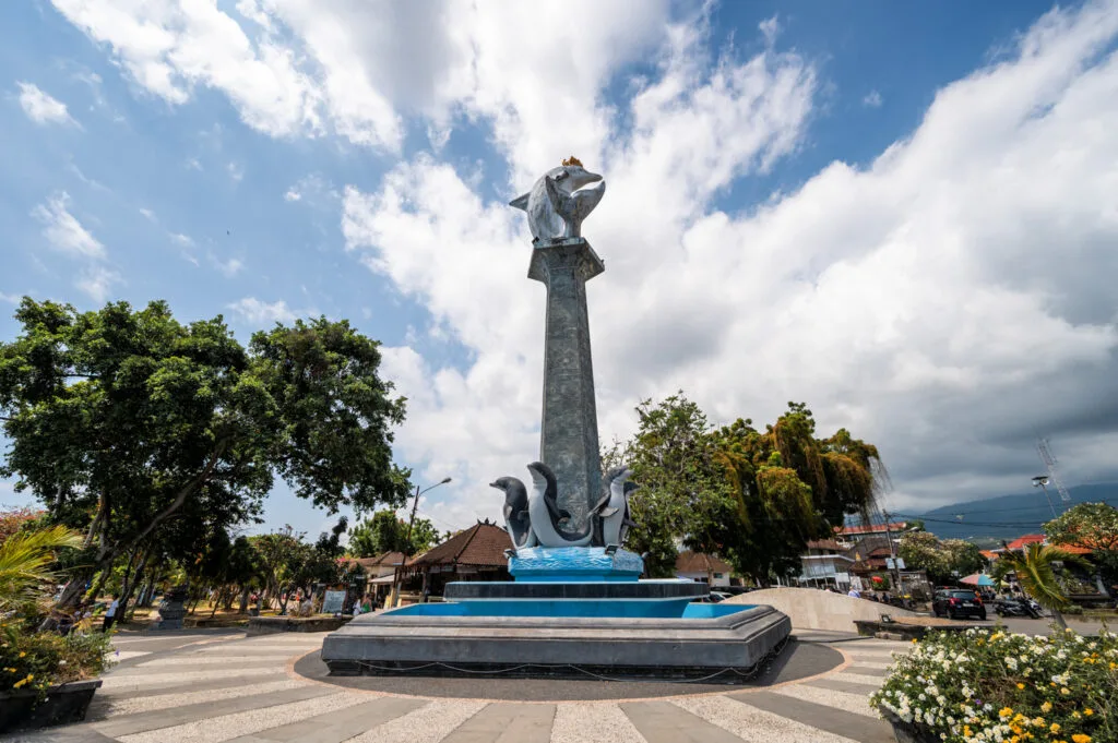 Statue mit Delfin am Pantai Lovina Beach