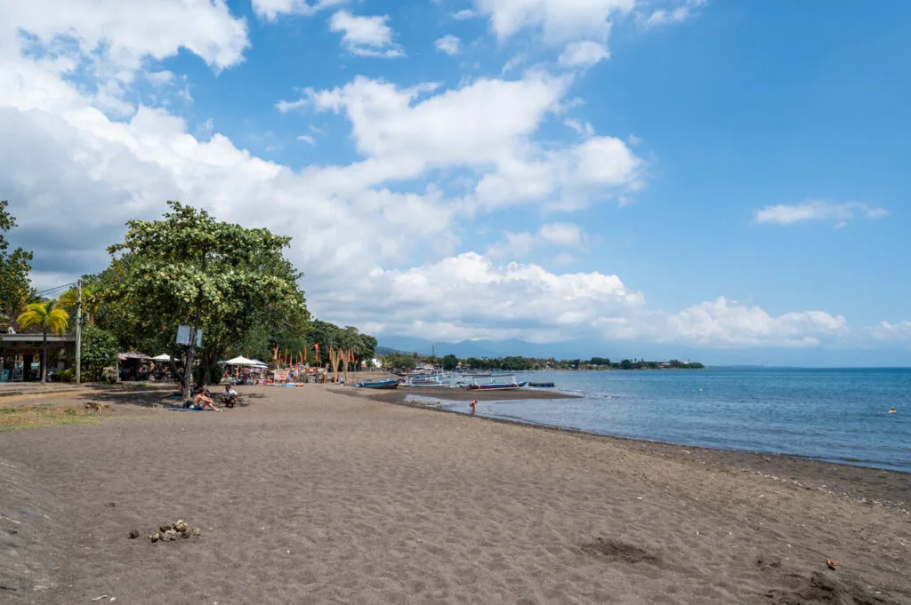 Grauer Sand am Pantai Lovina Beach