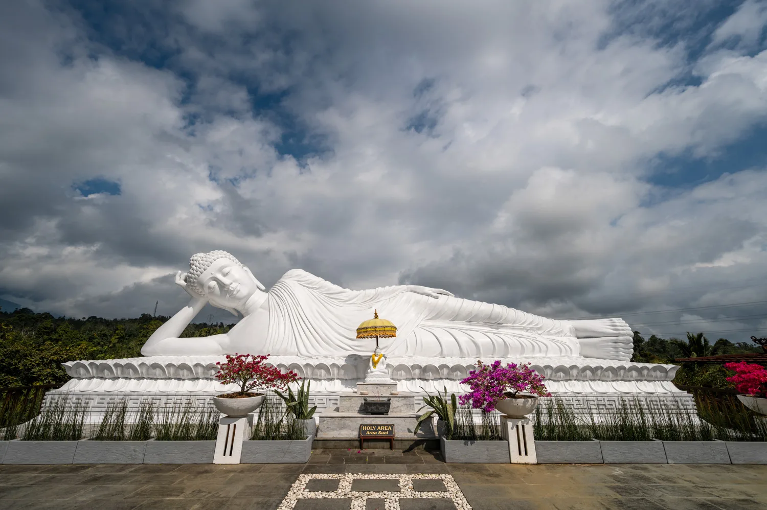 Liegender Buddha im Vihara Dharma Giri in Lovina auf Bali