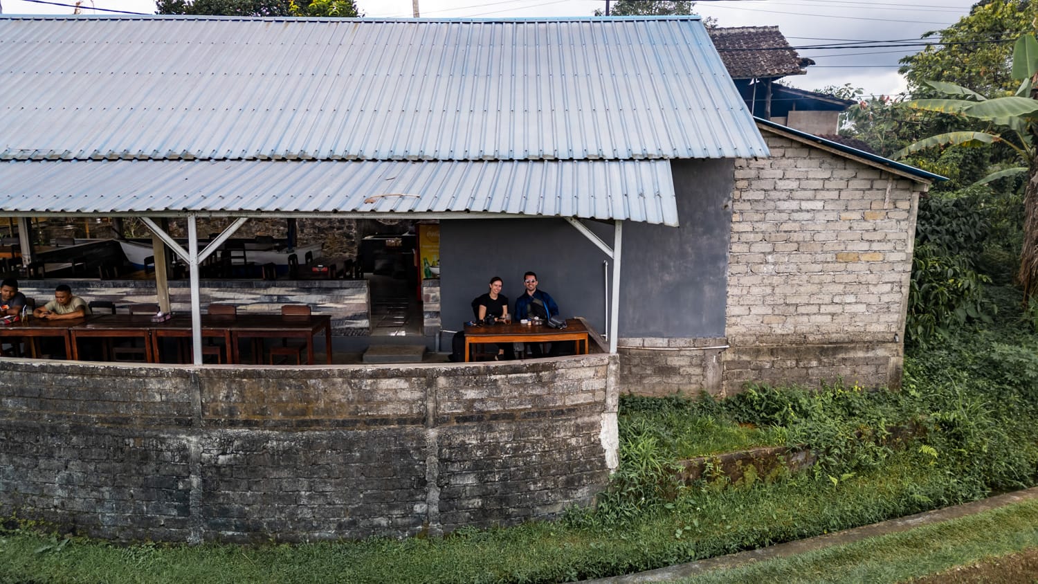 Lovina Bali (8) Vanessa Mosch und Nils Alexander Kemna schauen auf die Belimbing Reisterrassen