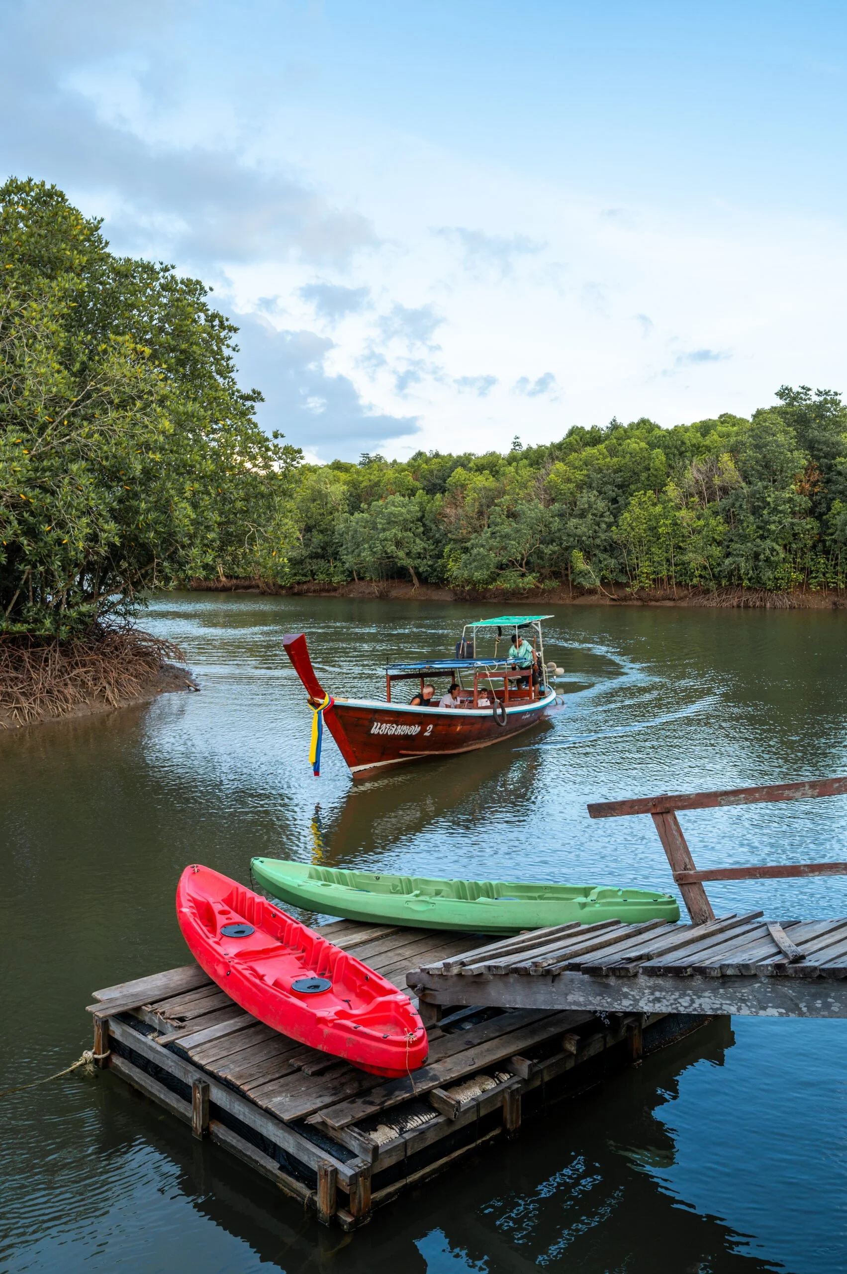 Longtailboot für Touren durch Koh Lantas Mangroven