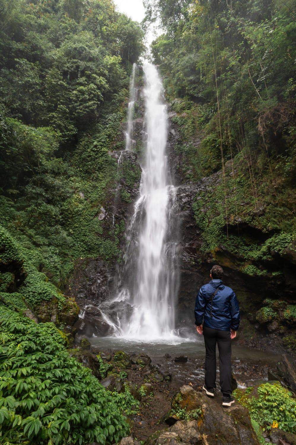 Nils Alexander Kemna blickt auf den Melanting Wasserfall in Munduk auf Bali