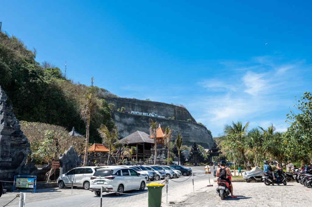 Viele Autos parken am Melasti Beach