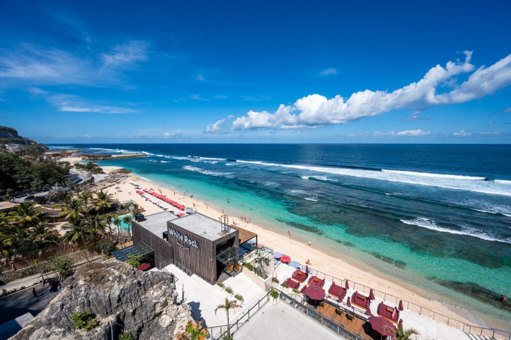 Beach Clubs am Melasti Beach in Uluwatu