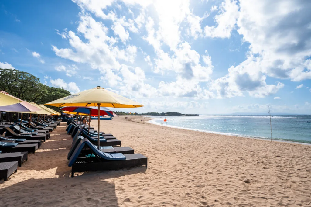 Liegen am Mengiat Beach