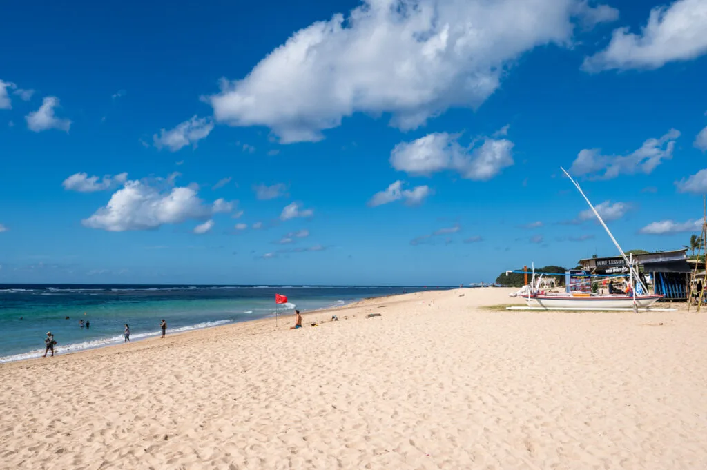 Breiter Strand am Mengiat Beach
