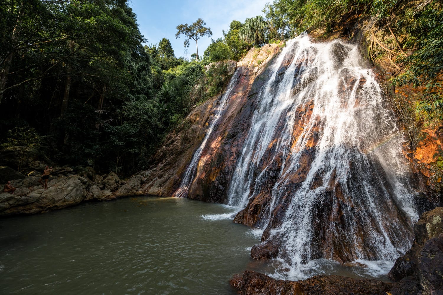 Na Muang Waterfall 1 Wasser stürzt am Na Muang Waterfall 1 auf Koh Samui in ein Becken