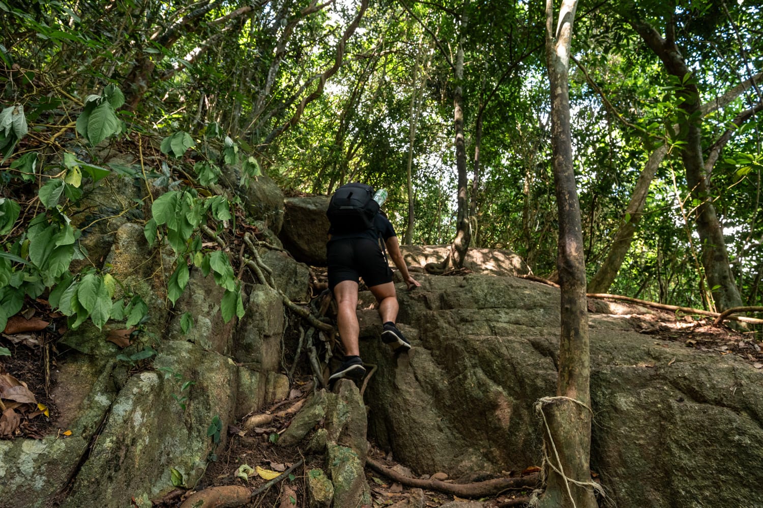 Na Muang Waterfall 2 (1) Nils Alexander Kemna klettert über Steine hinauf zum Na Muang Waterfall 2 auf Koh Samui