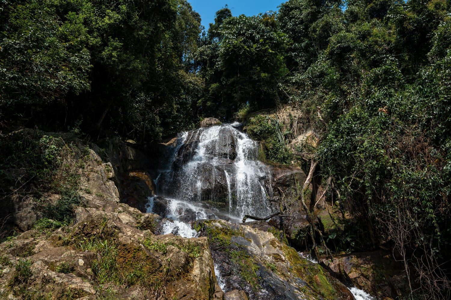 Na Muang Waterfall 2 Wasser stürzt den Na Muang Waterfall 2 auf Koh Samui hinab