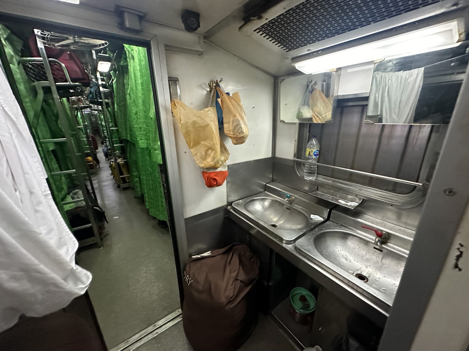 Waschräume im Nachtzug von Bangkok nach Surat Thani