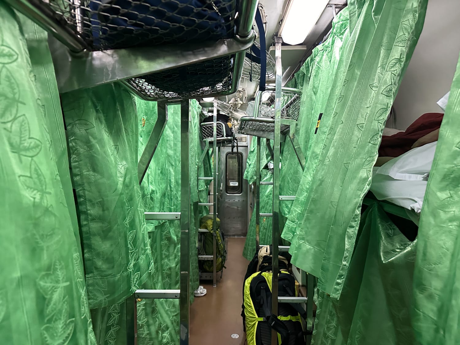 Aufgeklappte Betten während der Fahrt mit dem Nachtzug von Bangkok nach Surat Thani