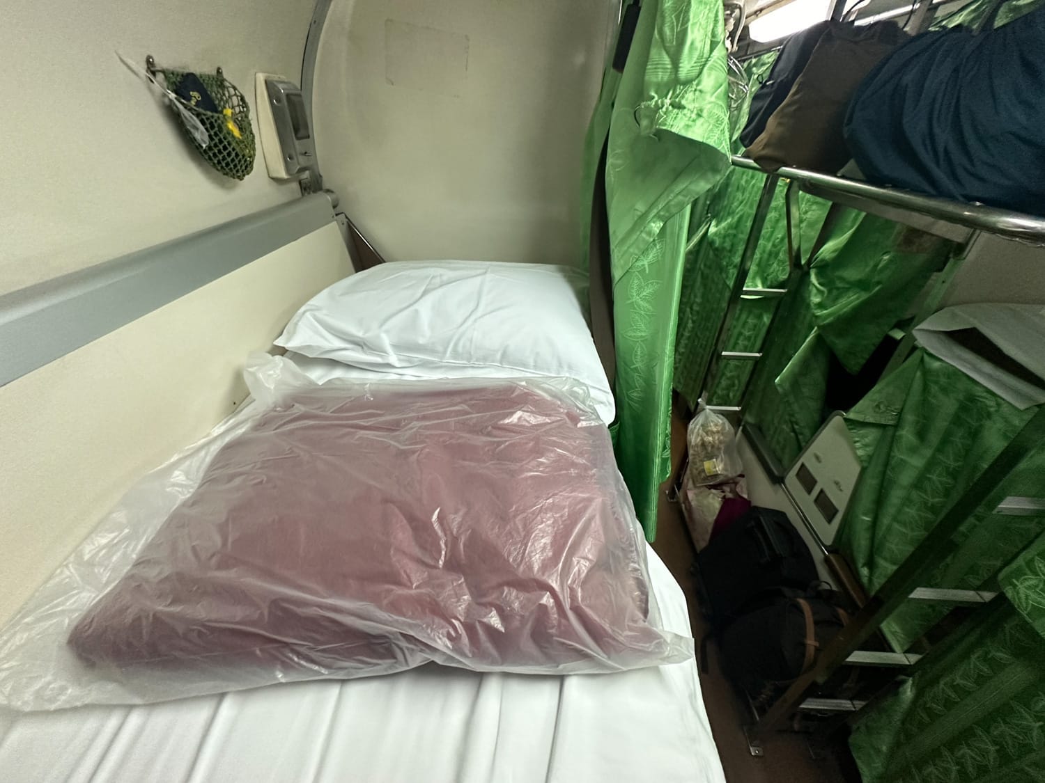 Verpackte Bettwäsche auf der oberen Liege in der 2. Klasse des Nachtzuges von Bangkok nach Surat Thani