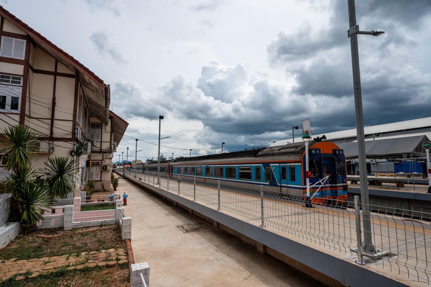 Zug am Bahnhof in Chumphon auf der Fahrt von Bangkok nach Surat Thani