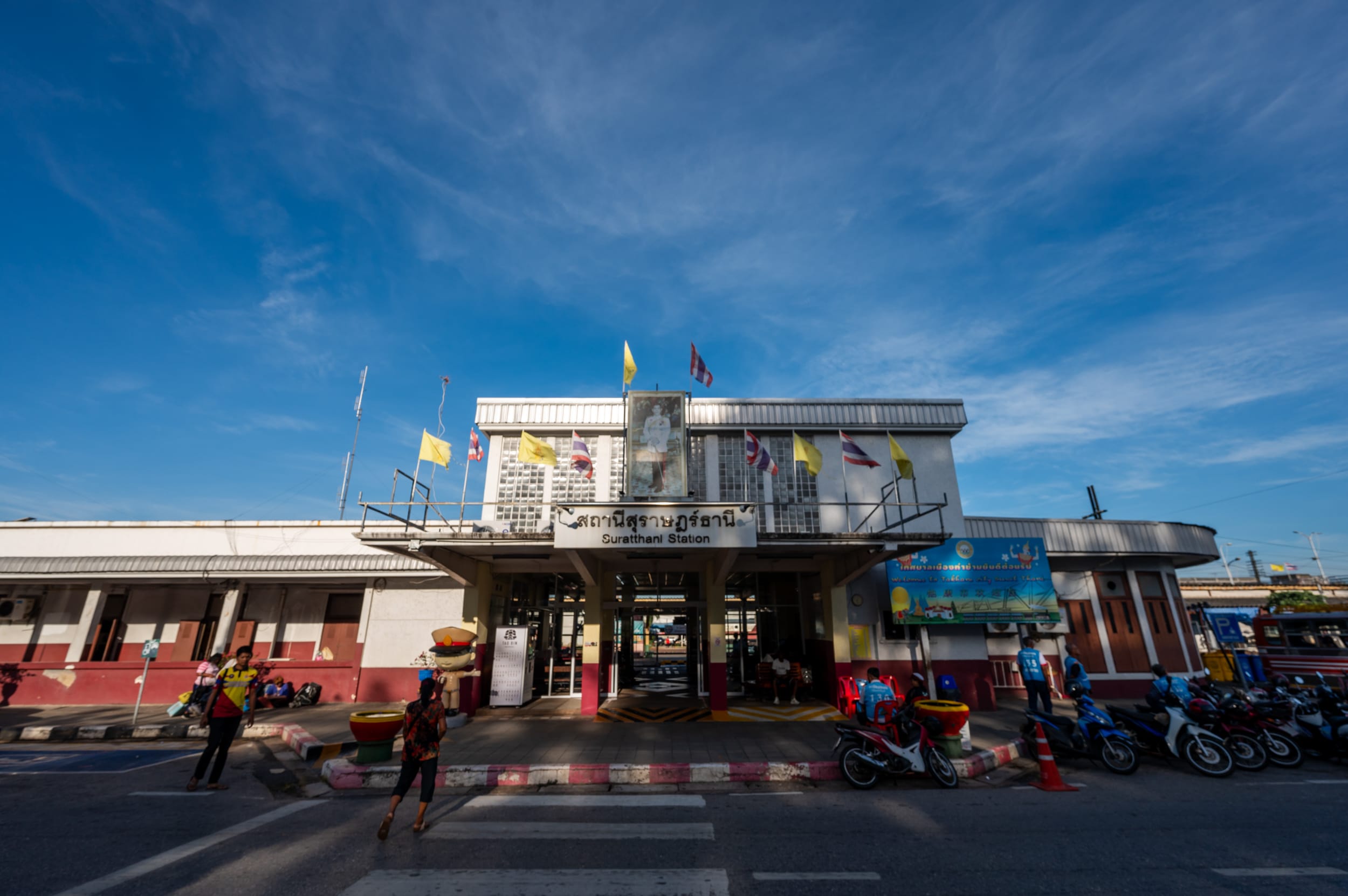 Bahnhof in Surat Thani nach der Fahrt mit dem Nachtzug von Bangkok nach Surat Thani