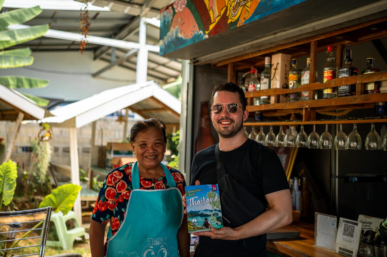Nils Alexander Kemna Phet Thabtim Nils Alexander Kemna zeigt der Chefin des Restaurants Phet Tabtim auf Koh Samui, dass er sie in seinem Thailand-Reiseführer "Reiserouten durch Thailand" empfiehlt