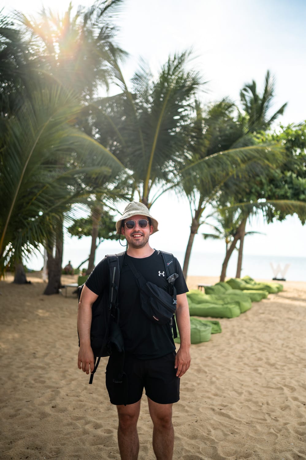 Nils Alexander Kemna Recherche Koh Samui Nils Alexander Kemna steht vor Palmen am W-Beach auf Koh Samui