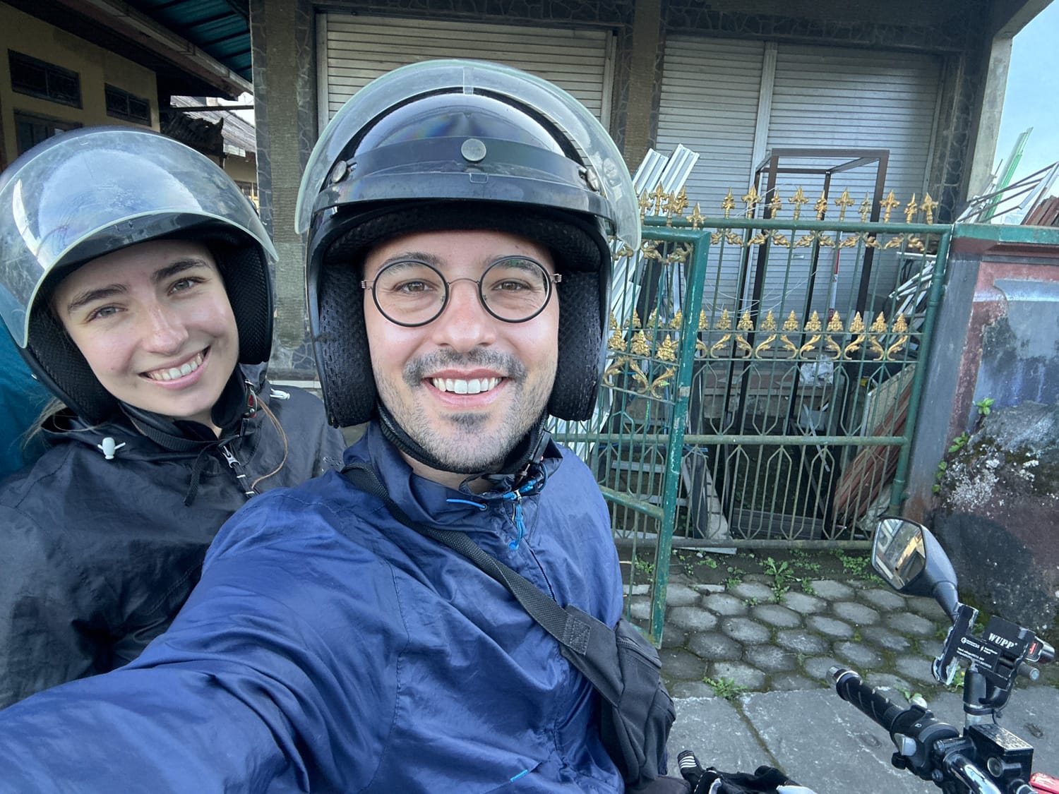 Nils Alexander Kemna und Vanessa Mosch fahren Roller in Munduk auf Bali
