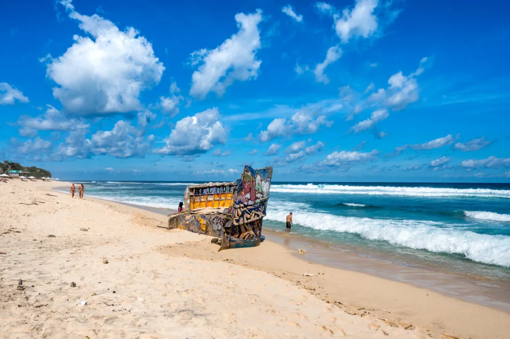 Abgebrochener Schiffsbug am Nunggalan Beach