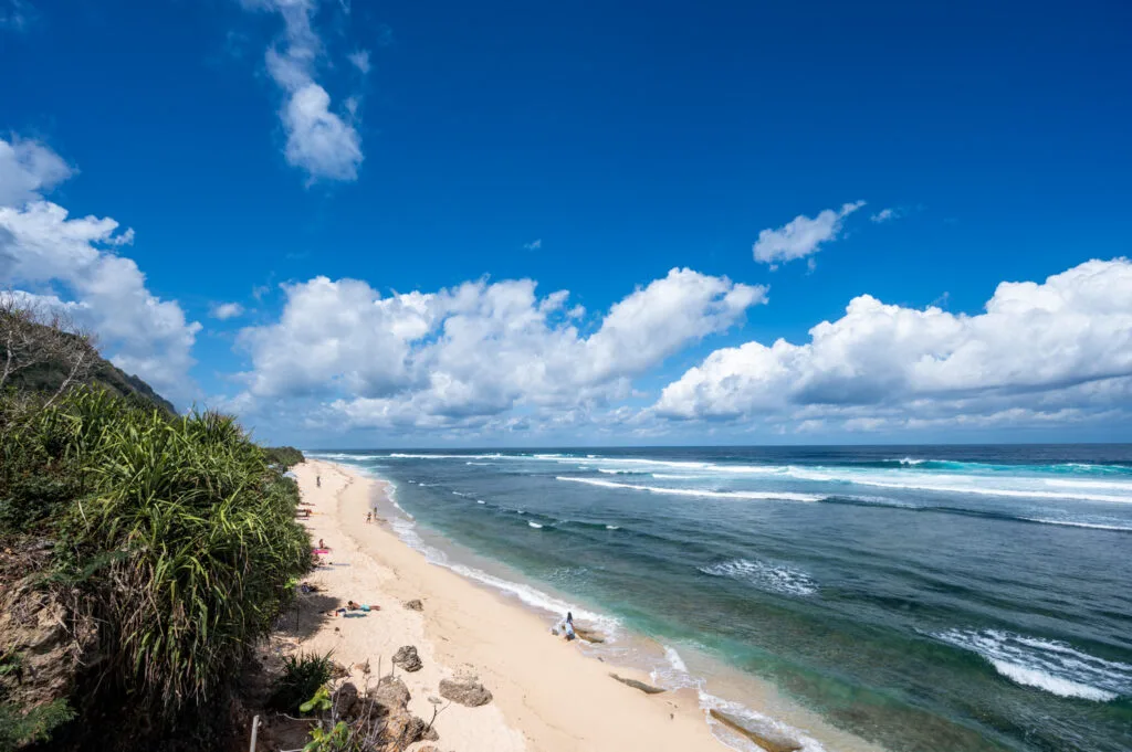 Heller Sand und Wellen am Nyang Nyang Beach