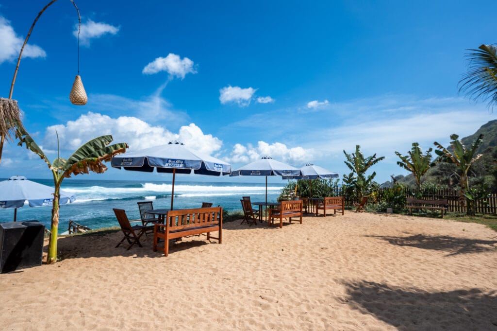 Schirme am Nyang Nyang Beach