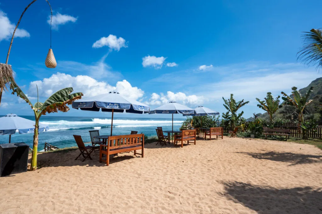 Schirme am Nyang Nyang Beach