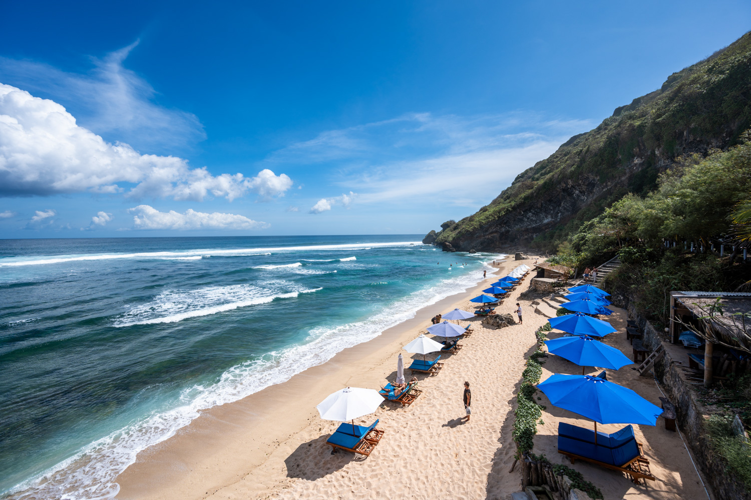 Nyang Nyang Beach Uluwatu Hotels Sonnenliegen am ruhigen Nyang Nyang Beach
