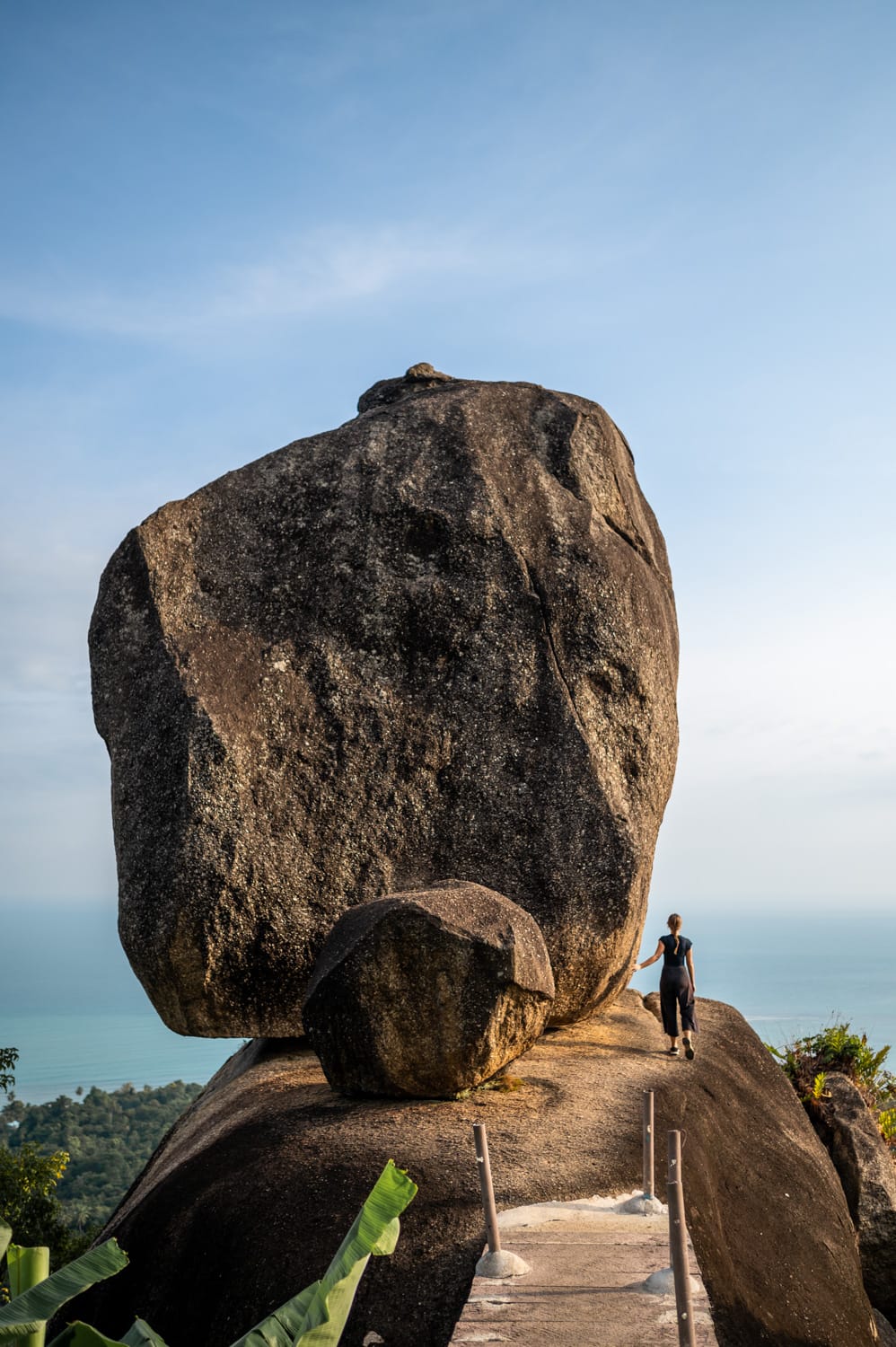 Overlap Stone 1 (1) Vanessa Mosch steht neben dem Overlap Stone 1 auf Koh Samui