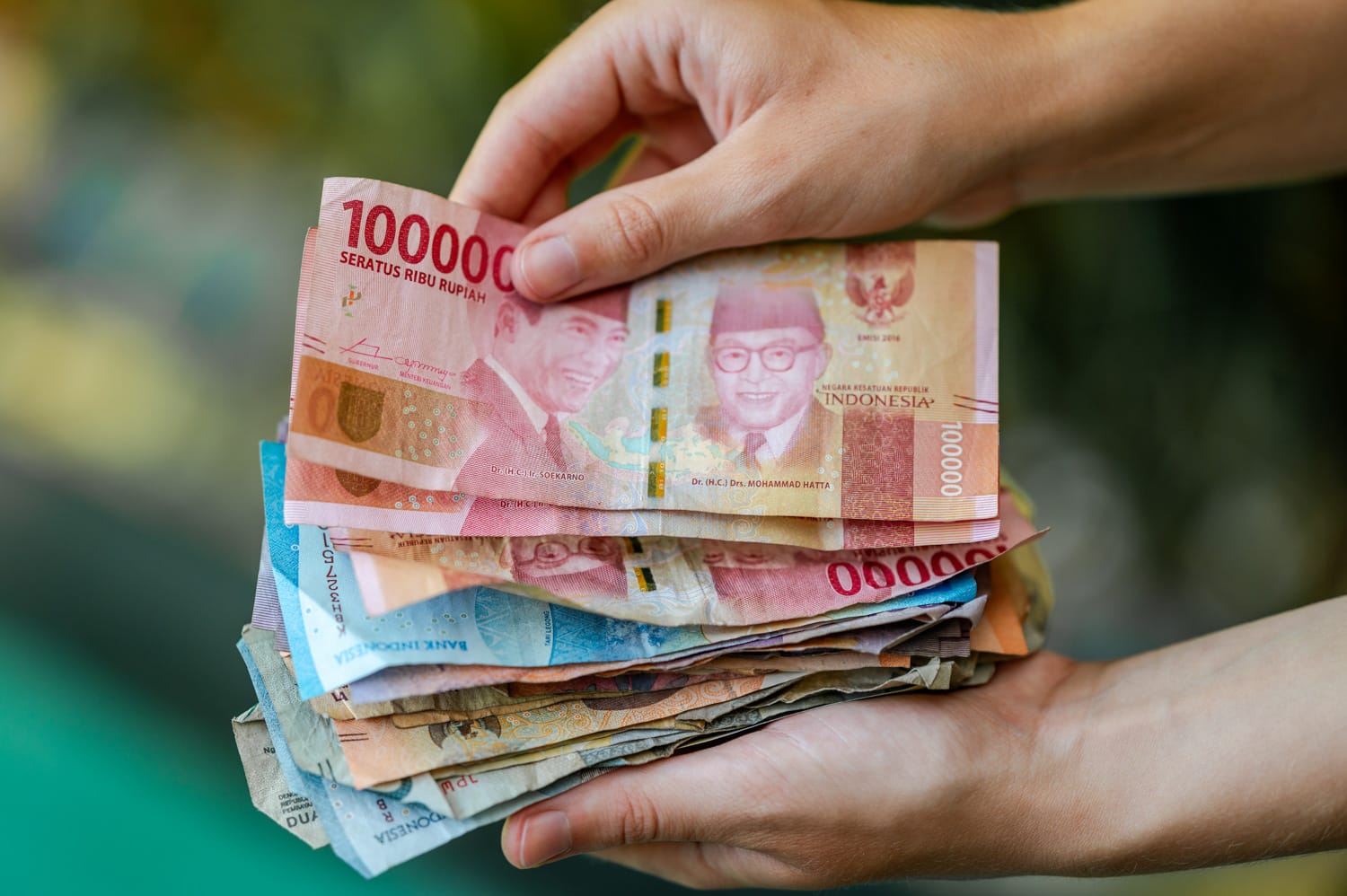 verschiedene Geldscheine des indonesischen Rupiah