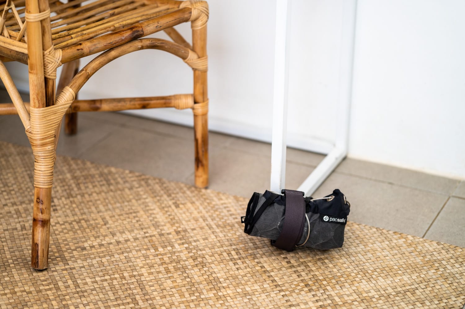 zusammengerollter Pacsafe auf Bali