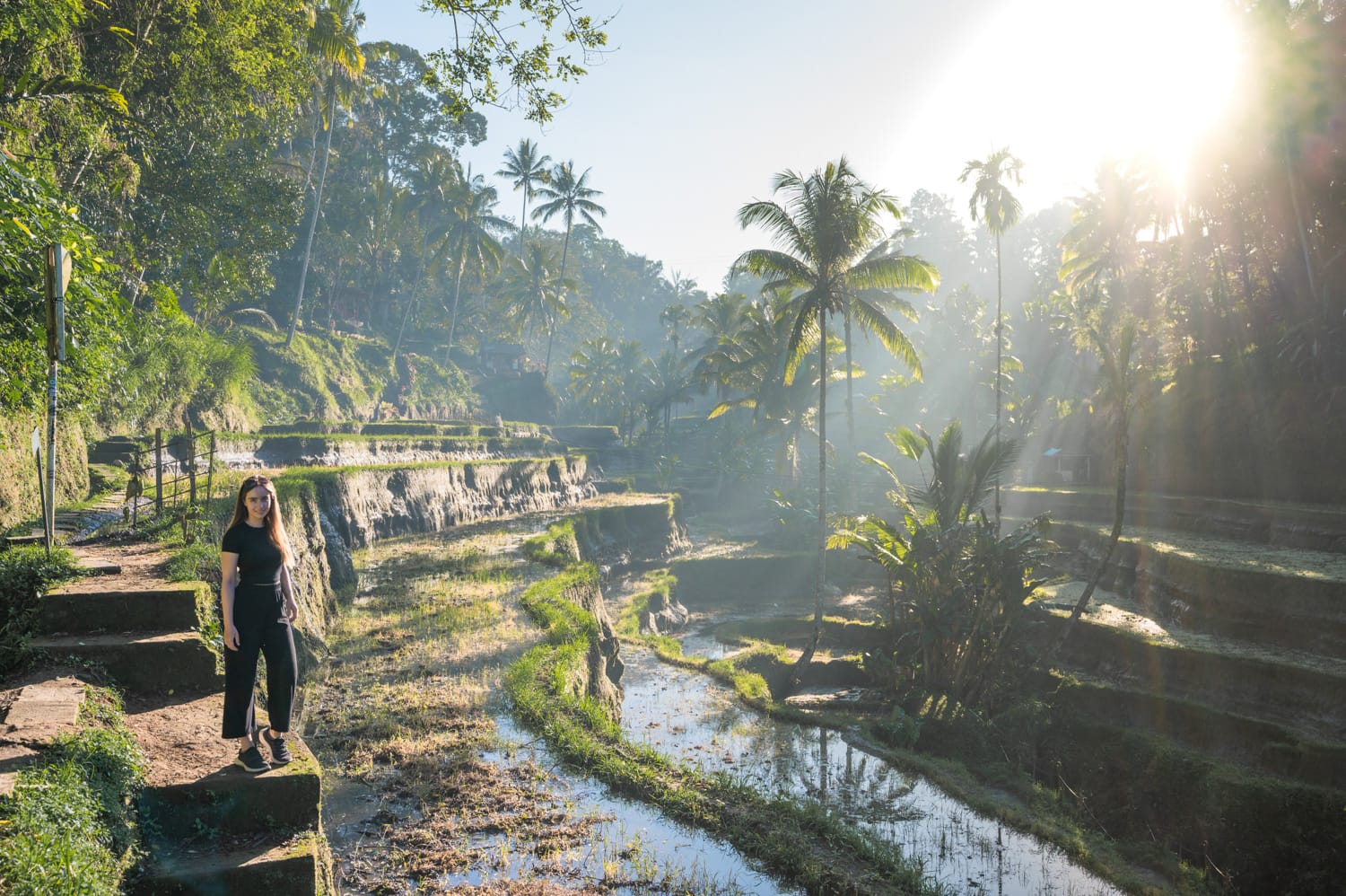 Vanessa Mosch trägt lange luftige Kleidung in den Tegalalang Reisterrassen auf Bali