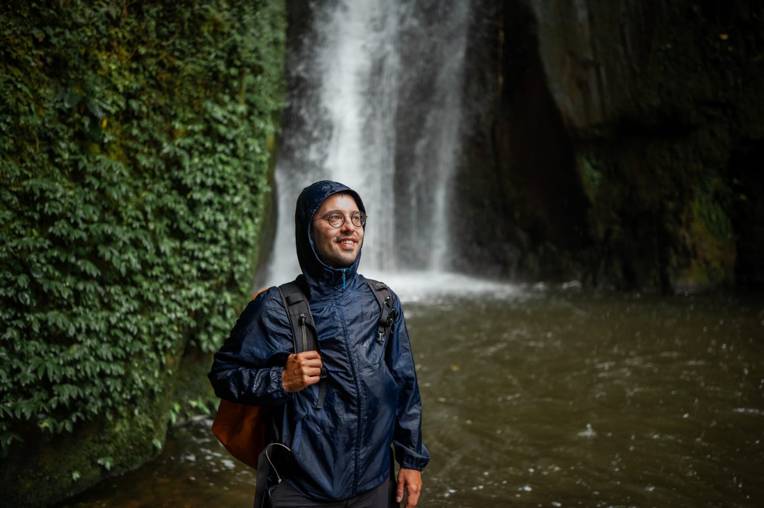 Nils Alexander Kemna trägt eine Regenjacke in Munduk auf Bali