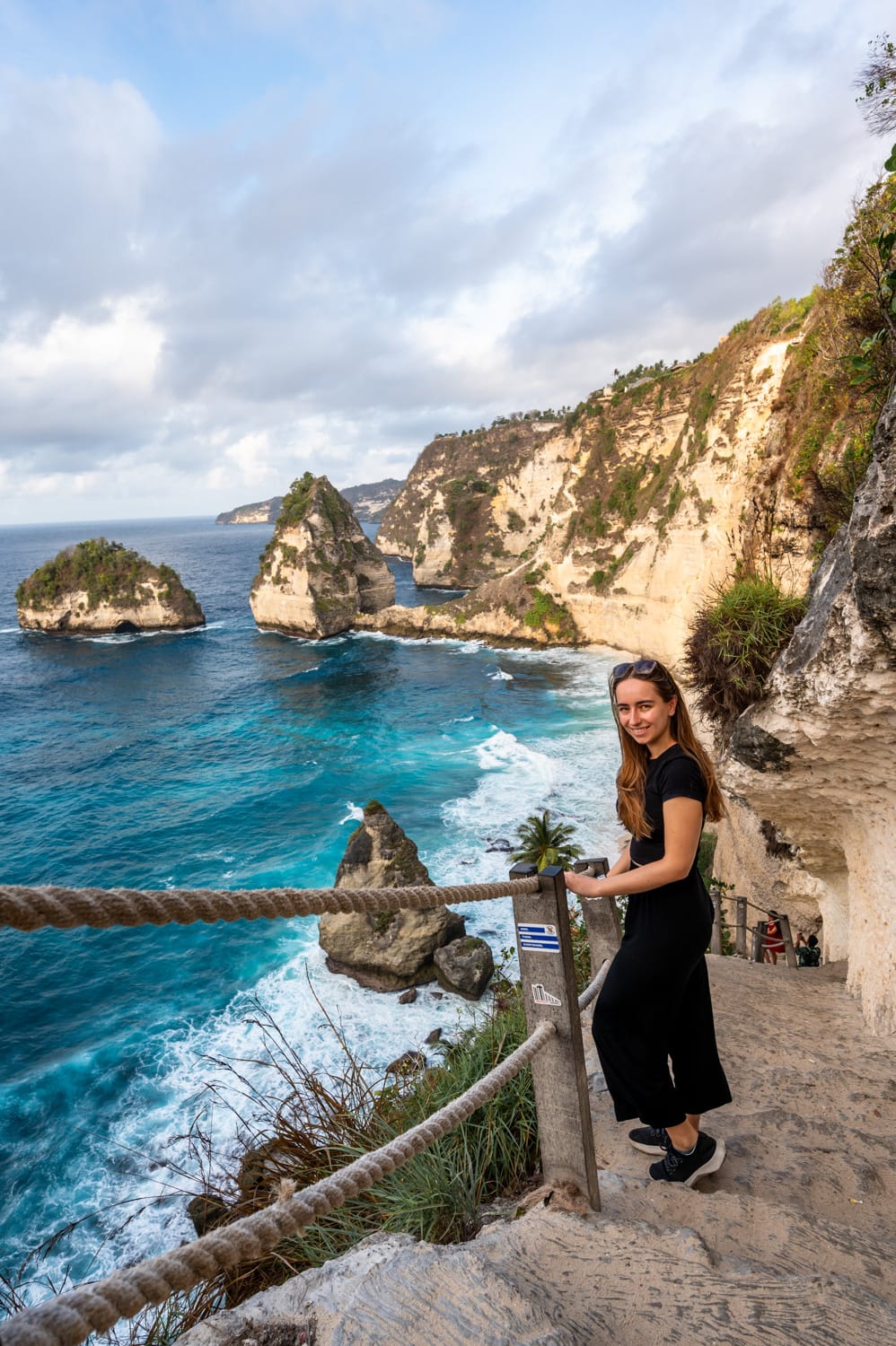 Vanessa Mosch trägt lange luftige Kleidung in Indonesien