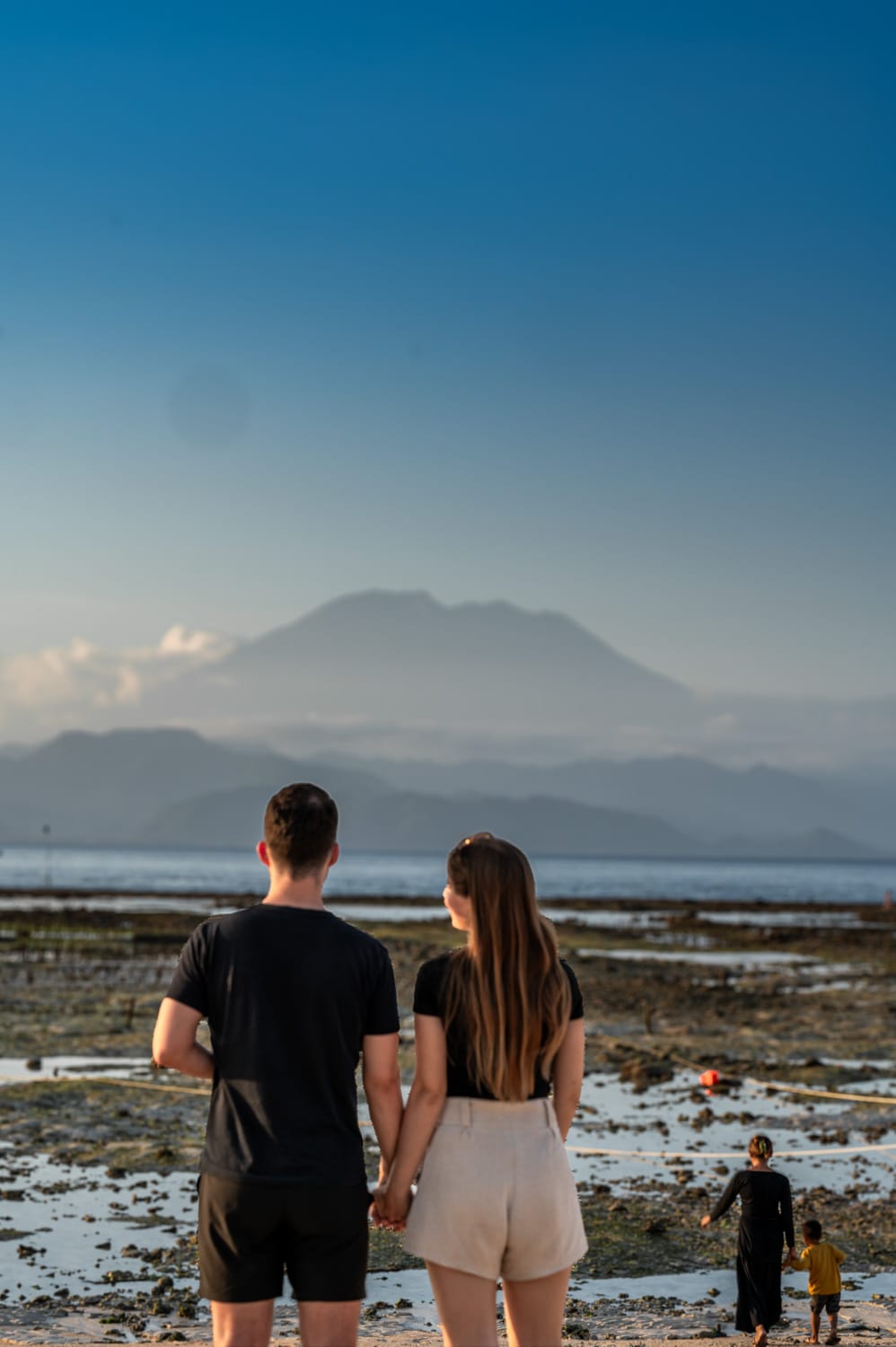 Nils Alexander Kemna und Vanessa Mosch tragen kurze luftige Kleidung auf Nusa Lembongan in Indonesien