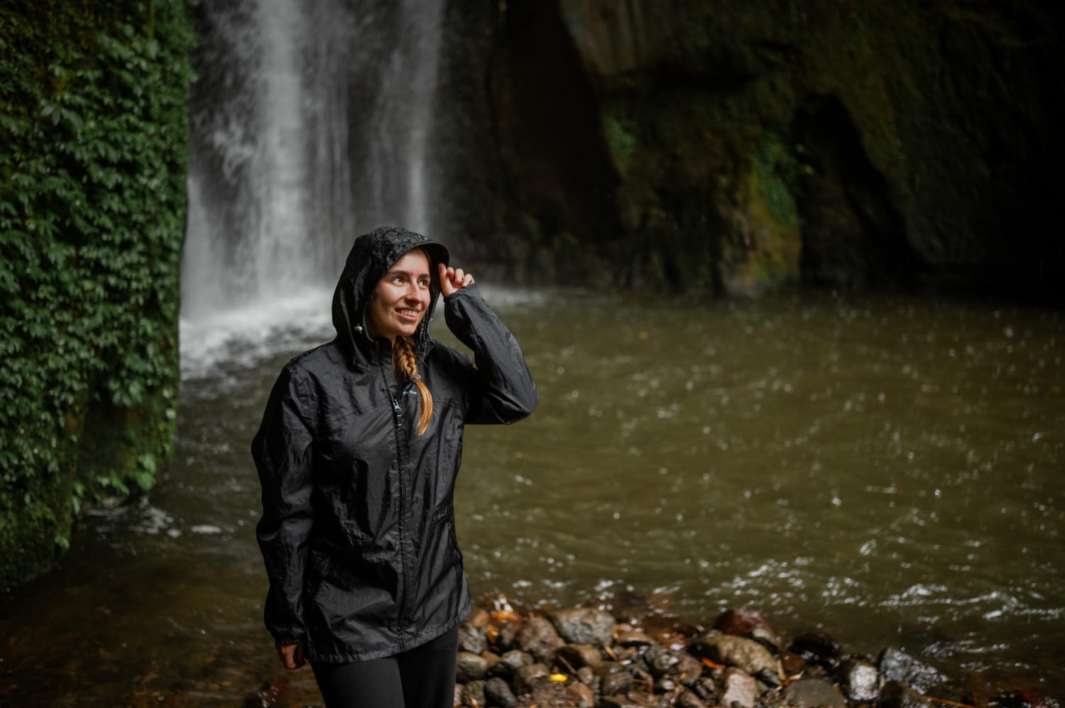 Vanessa Mosch trägt eine Regenjacke in Indonesien