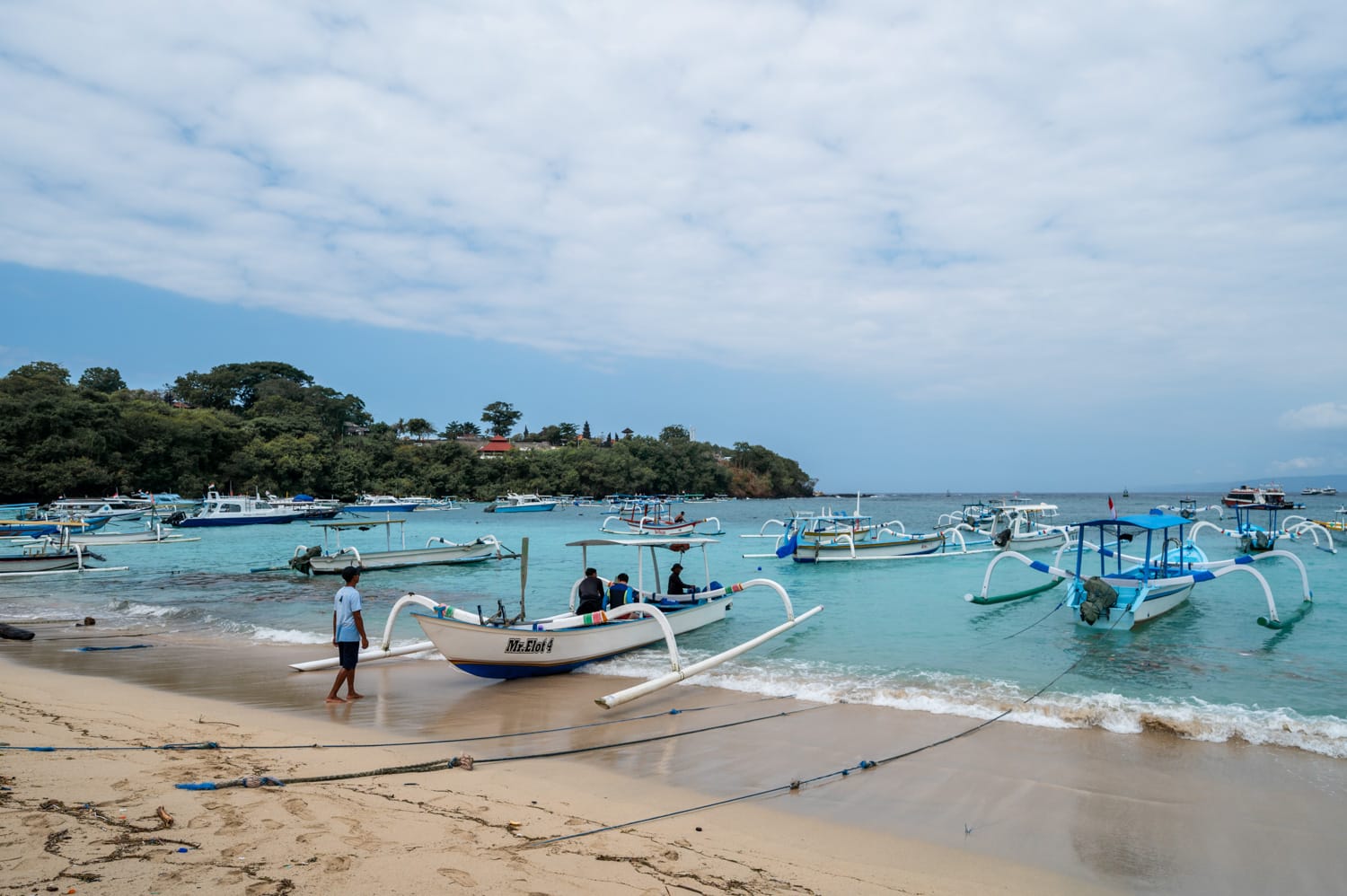 Fischerboote, Schnorcheltouren und Boote von Tauchschulen in Padang Bai auf Bali