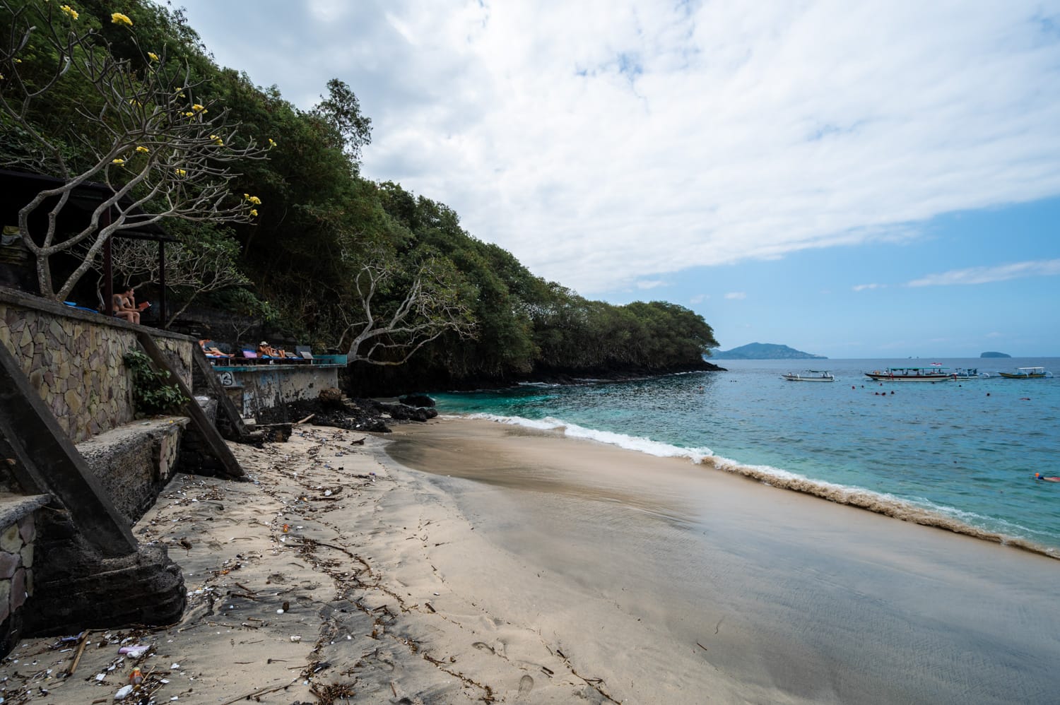 Müll und Treibgut am Blue Lagoon Beach in Padang Bai auf Bali