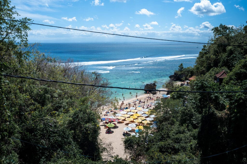 Blick von der Brücke auf den Padang Padang Beach