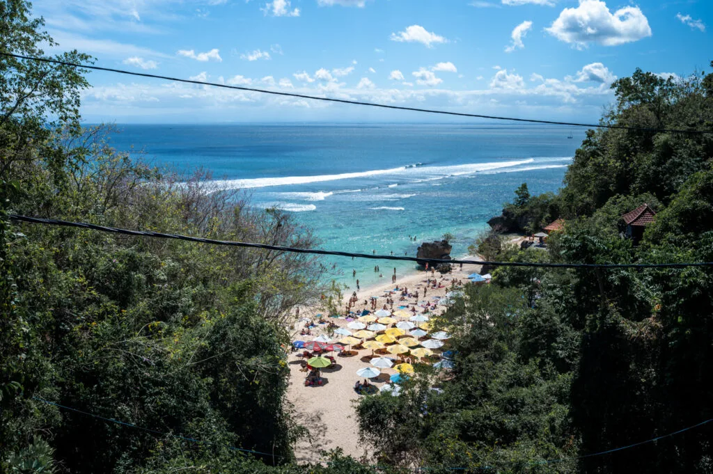 Blick von der Brücke auf den Padang Padang Beach
