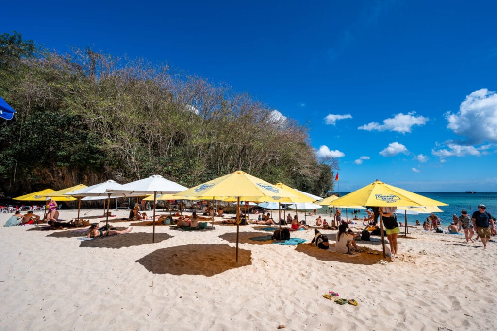 Schirme am Padang Padang Beach