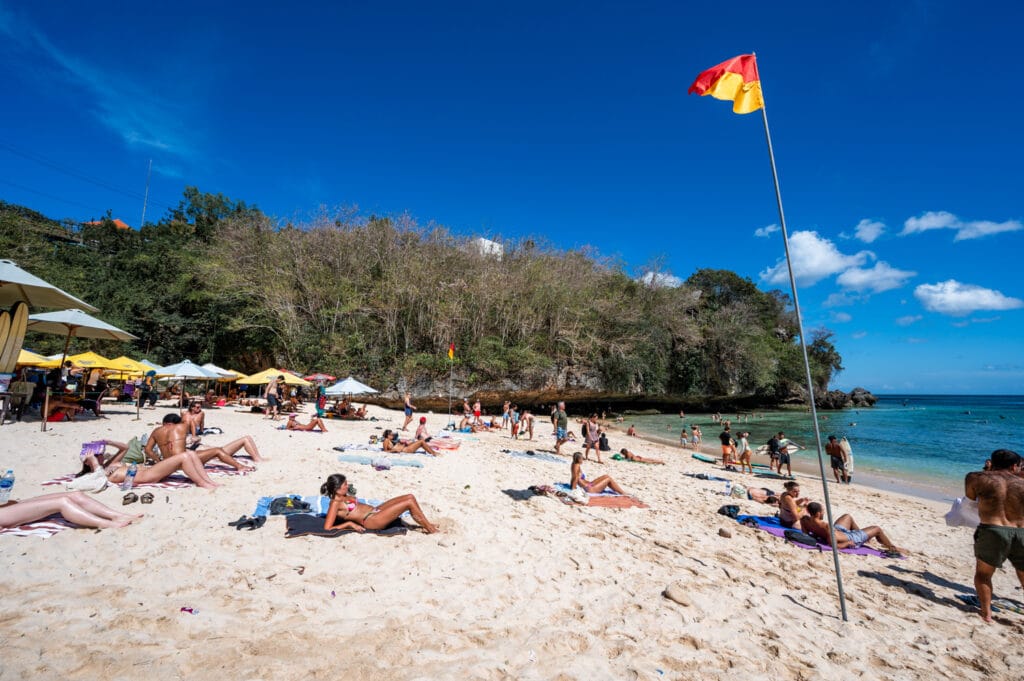 Viele Urlauber am Padang Padang Beach